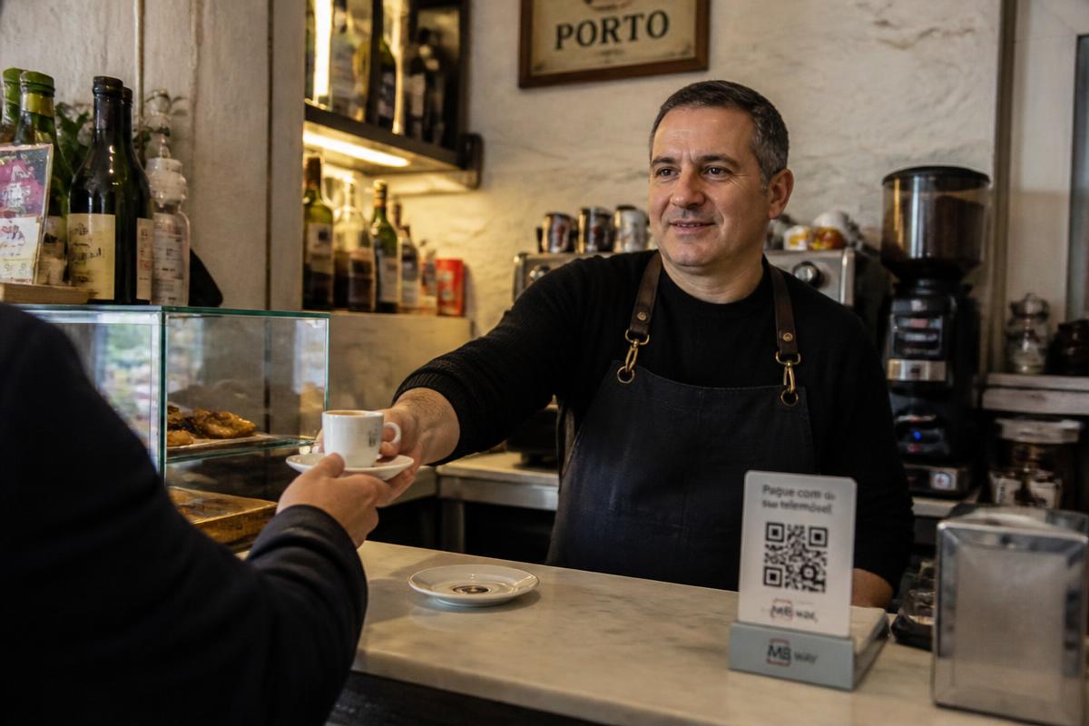 QR code de avaliações no balcão de um café no Porto
